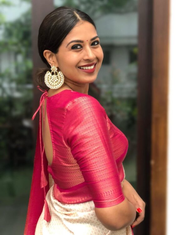 Deserving Off White Soft Silk Saree with Energetic Blouse Piece - Image 3