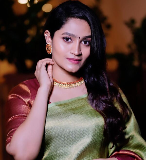 Traditional Green Soft Silk Saree With Ideal Blouse Piece - Image 2
