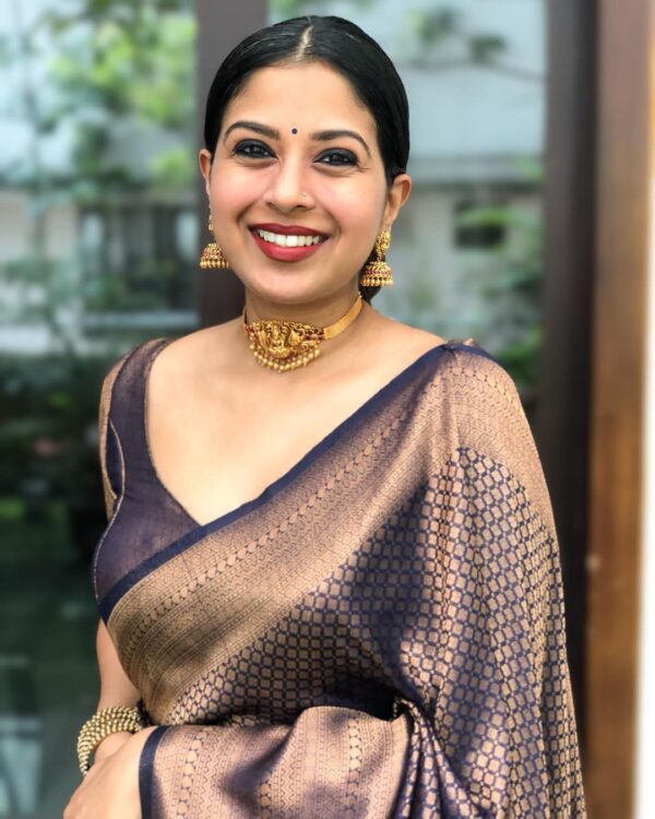 Devastating Navy Blue Soft Silk Saree with Amiable Blouse Piece - Image 3
